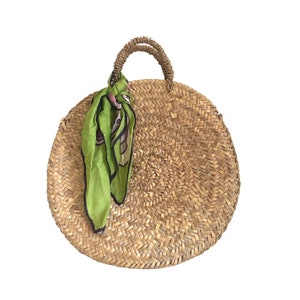 Chic y circular: bolso de mano redondo de paja con asa superior (¡listo para el verano!)