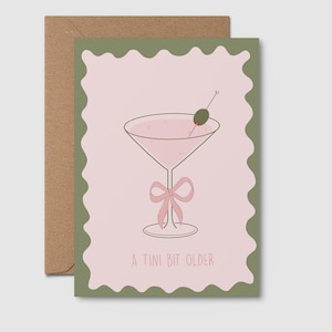 Un po' più vecchio / BIGLIETTO DI COMPLEANNO COQUETTE / verde oliva, fiocco rosa in vetro da martini, grazioso regalo di compleanno, biglietto estetico, 21°, 25°, 30°