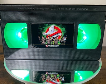 Lampada VHS di Ghostbusters Il Videogioco + telecomando