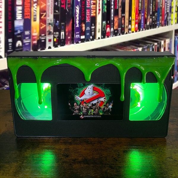 Lampe VHS + télécommande Ghostbusters avec slime vert qui goutte