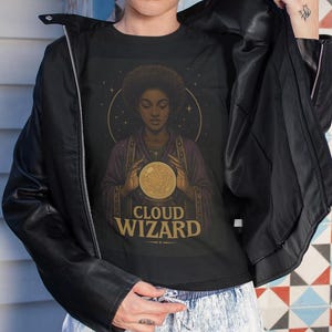 Maglietta Cloud Wizard Mystic Seer, Maglietta Celestial Fortune Teller, Maglietta con grafica stregonesca, Abbigliamento Occulto Magico, Maglietta Unisex Nera