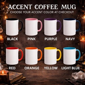 Op de afbeelding: Witte keramische koffiemokken met accenten in verschillende kleuren op de handvatten en binnenkant. Kleuren zijn zwart, roze, paars, marineblauw, rood, oranje, geel en lichtblauw. De tekst luidt "ACCENT COFFEE MUG" en "CHOOSE YOUR ACCENT COLOR AT CHECKOUT."