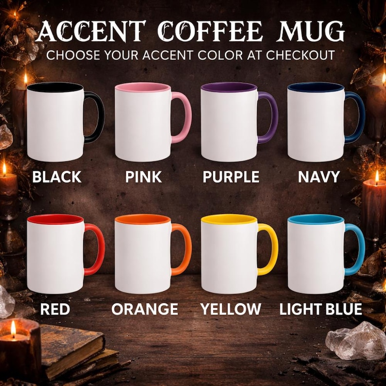 Op de afbeelding: Witte keramische koffiemokken met accenten in verschillende kleuren op de handvatten en binnenkant. Kleuren zijn zwart, roze, paars, marineblauw, rood, oranje, geel en lichtblauw. De tekst luidt "ACCENT COFFEE MUG" en "CHOOSE YOUR ACCENT COLOR AT CHECKOUT."