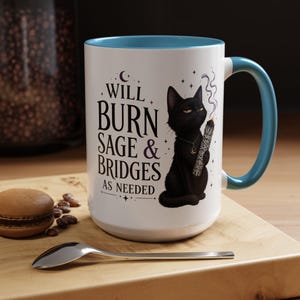 Mug Brûler de la sauge et des ponts au besoin, Mug à café chat noir sorcière, cadeau sorcière drôle, tasse humour gothique, tasse esthétique sorcière 11 oz 15 oz 20 oz Light Blue