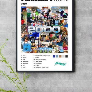 Könnte beinhalten: Ein gerahmtes Poster mit dem Text "Pashanim 2000" oben und einer Collage von Bildern in der Mitte. Das Poster enthält eine Titelliste und das Logo des Künstlers. Das Poster wird an einer Wand angezeigt.