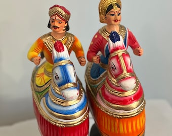 ヴィンテージのタイの踊り人形：職人による民芸品のカップル、民族衣装