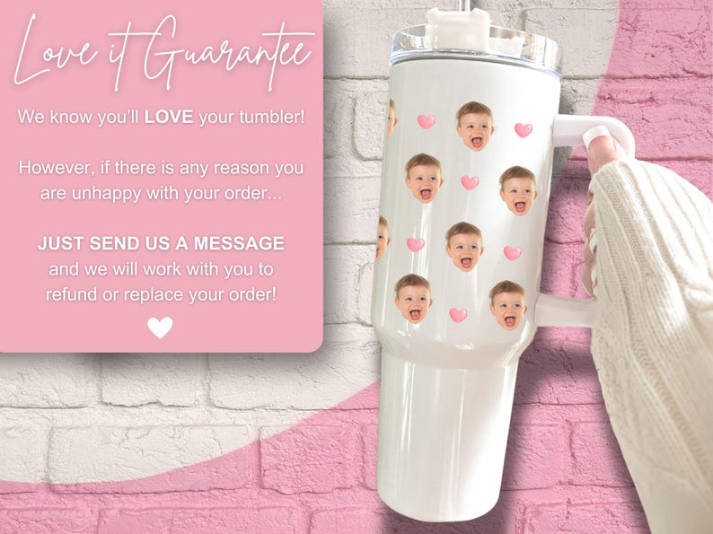 Peut inclure: Un gobelet en acier inoxydable blanc avec un couvercle et une poign&eacute;e. Le gobelet est d&eacute;cor&eacute; d'un motif de c&oelig;urs roses et d'une image r&eacute;p&eacute;t&eacute;e d'un visage d'enfant. Le texte "Love it Guarantee" est visible sur un fond rose.