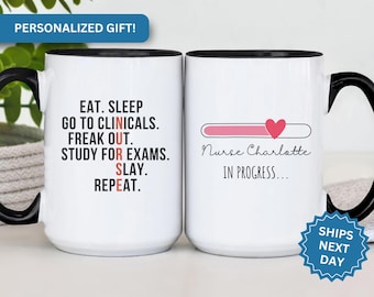 Könnte beinhalten: Zwei weiße Kaffeetassen mit schwarzen Henkeln und schwarzen Rändern. Die Tasse links trägt den Text "EAT. SLEEP GO TO CLINICALS. FREAK OUT. STUDY FOR EXAMS. SLAY. REPEAT." Die Tasse rechts hat eine rosa Fortschrittsanzeige mit einem Herzen am Ende und den Text "Nurse Charlotte IN PROGRESS..."
