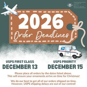 Op de afbeelding: Een afbeelding met een bruin cadeaulabel met de tekst 2026 Order Deadlines, een vliegtuig en een USPS-postwagen. Het vermeldt de USPS First Class deadline op 13 december en USPS Priority op 15 december, met tekst over de verzending tijdens de feestdagen.