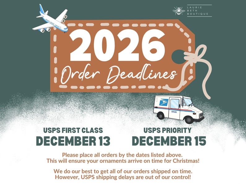 Op de afbeelding: Een afbeelding met een bruin cadeaulabel met de tekst 2026 Order Deadlines, een vliegtuig en een USPS-postwagen. Het vermeldt de USPS First Class deadline op 13 december en USPS Priority op 15 december, met tekst over de verzending tijdens de feestdagen.