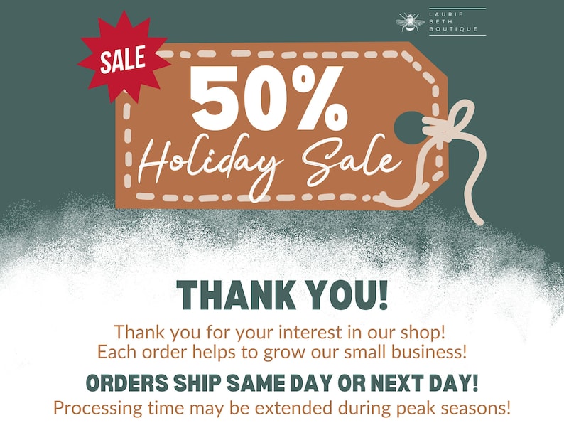 Op de afbeelding: Een rechthoekig bruin label met witte stippellijnen en een touwtje, met de witte tekst 50% Holiday Sale. Een rood ster-icoon met het woord SALE staat in de hoek. De tekst THANK YOU! staat eronder met aanvullende informatie over de winkel.