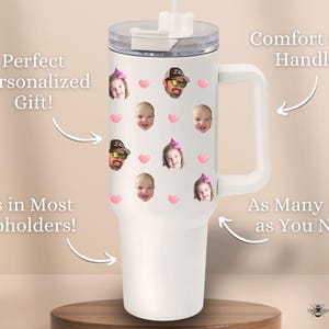 Peut inclure: Mug de voyage en acier inoxydable blanc avec une poign&eacute;e et un couvercle transparent. Le mug est d&eacute;cor&eacute; d'un motif de c&oelig;urs roses et de photos de personnes. Le texte "Poign&eacute;e &agrave; prise confortable !" et "Autant de visages que vous avez besoin !" est &eacute;crit sur l'image.