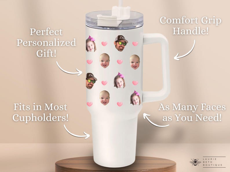 Peut inclure: Mug de voyage en acier inoxydable blanc avec une poign&eacute;e et un couvercle transparent. Le mug est d&eacute;cor&eacute; d'un motif de c&oelig;urs roses et de photos de personnes. Le texte "Poign&eacute;e &agrave; prise confortable !" et "Autant de visages que vous avez besoin !" est &eacute;crit sur l'image.