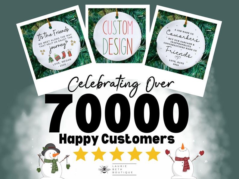 Op de afbeelding: Drie ronde witte keramische ornamenten met gouden ophangkoorden. Het linker ornament bevat de tekst It's the Friends we meet along the way enjoy the journey, Love, Megan 2026. Het midden toont CUSTOM DESIGN. Rechts staat A job made us Coworkers but our sarcasm and inappropriate conversations made us Friends, Love, Kate 2026. De tekst luidt Celebrating Over 70000 Happy Customers met vijf gele sterren en twee sneeuwpoppen.