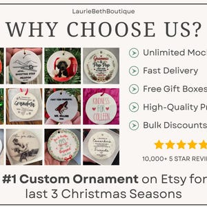 Op de afbeelding: Een collectie van twaalf ronde witte keramische ornamenten met diverse op maat bedrukte ontwerpen, waaronder tekst, illustraties en foto's. De afbeelding bevat de tekst WHY CHOOSE US?, een lijst met servicekenmerken en vijf gele sterren.