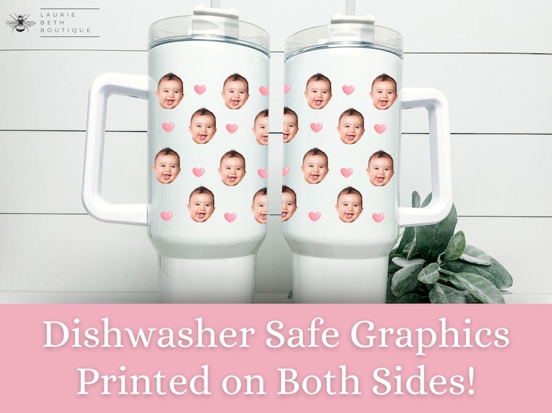 Peut inclure: Deux tasses de voyage en acier inoxydable blanc avec une poign&eacute;e et un couvercle. Les tasses sont recouvertes d'un motif de c&oelig;urs roses et de visages de b&eacute;b&eacute;s. Le texte "Dishwasher Safe Graphics Printed on Both Sides!" est imprim&eacute; sur une banni&egrave;re rose sous les tasses.