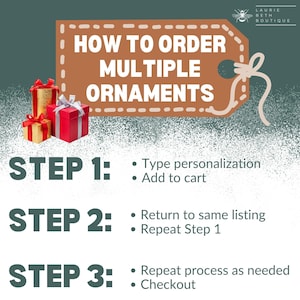 Op de afbeelding: Een instructieve afbeelding met de titel HOW TO ORDER MULTIPLE ORNAMENTS, een bruin cadeaulabel en drie cadeauverpakkingen. Stap 1: Type personalization, Add to cart. Stap 2: Return to same listing, Repeat Step 1. Stap 3: Repeat process as needed, Checkout.