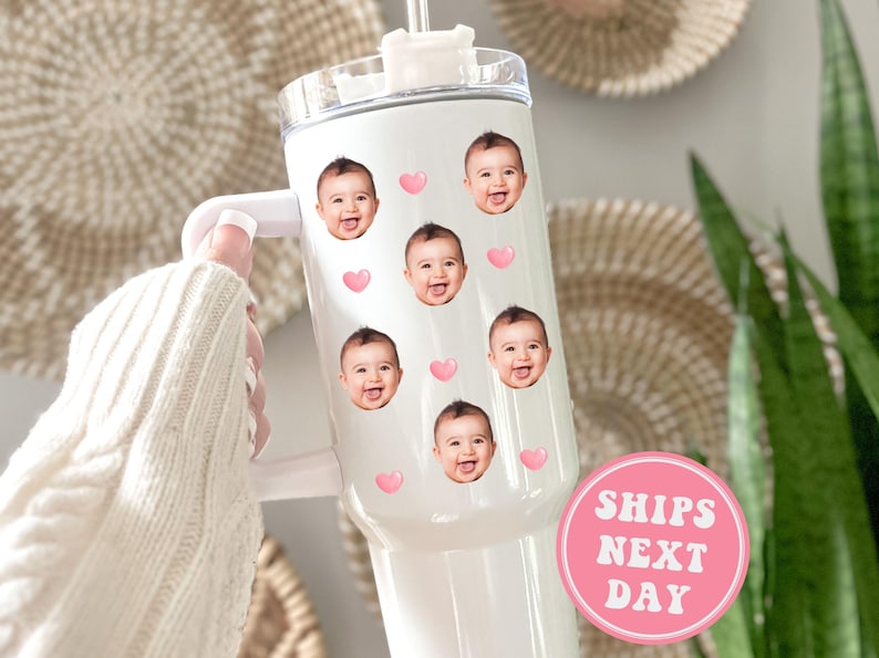 Peut inclure: Un gobelet isotherme en acier inoxydable blanc avec un couvercle transparent et une paille. Le gobelet est recouvert d'un motif de c&oelig;urs roses et de photos de b&eacute;b&eacute;s. Le texte "SHIPS NEXT DAY" est sur un autocollant rond rose.