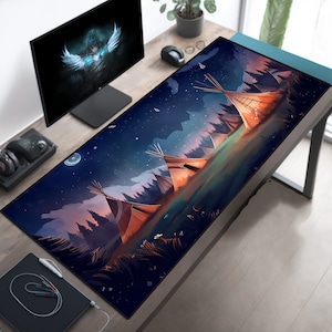 Puede incluir: Un gran tapete de ratón colorido con un diseño de tipis en un bosque bajo un cielo estrellado. Los tipis son marrones y blancos, y el bosque es una mezcla de verde oscuro y verde claro. El cielo es azul oscuro con estrellas blancas.