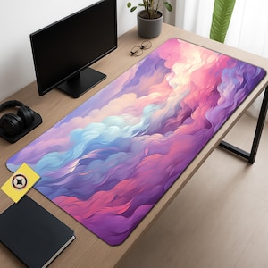 Peut inclure: Un grand tapis de bureau rectangulaire avec un motif abstrait vibrant de nuages tourbillonnants dans des tons de violet, de rose et de bleu. Le tapis est conçu pour couvrir une surface de bureau et offrir une zone lisse pour une souris et un clavier.