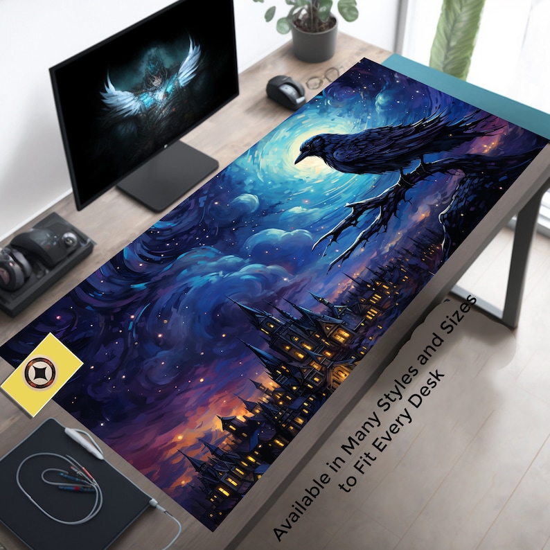 Puede incluir: Un cuervo negro posado en una rama sobre un fondo de cielo nocturno estrellado con una ciudad en primer plano. El texto "Available in Many Styles and Sizes to Fit Every Desk" est&aacute; en la parte inferior de la imagen.