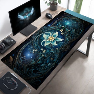 Puede incluir: Una alfombrilla de escritorio con diseño floral azul y dorado con una gran flor blanca en el centro. La alfombrilla tiene un fondo azul oscuro con detalles dorados y un patrón de cielo estrellado.