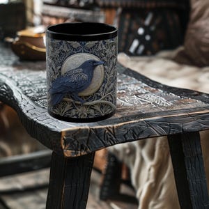Taza medieval de cuervo y luna - Taza de café de cuervo - Taza de cuervo - Taza gótica - Regalos de cuervo - Taza de cerámica negra de 325 ml o 400 ml