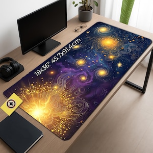 Op de afbeelding: Een rechthoekige bureaumat met een kosmisch ontwerp, afmetingen 45,7 x 91,4 cm (18x36 inch). De mat heeft een levendige afbeelding van een melkwegstelsel met wervelende nevels in tinten paars, blauw en goud. Het ontwerp bevat de tekst "18x36" 45.7x91.4cm".