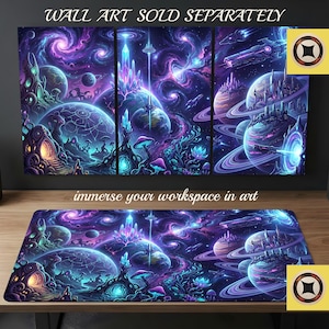 Op de afbeelding: Een fantasy-thema bureauonderlegger en wandkunstset. Het kunstwerk toont een kosmisch landschap met planeten, kristalstructuren en ruimteschepen in tinten paars, blauw en teal. De tekst luidt: "dompel je werkruimte onder in kunst."