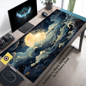 Op de afbeelding: Een blauwe en witte bureau mat met een golf en maan ontwerp. De tekst "Available in Many Styles and Sizes to Fit Every Desk" is op de mat gedrukt.