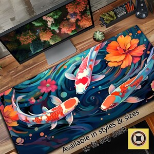 Può includere: Un tappetino da scrivania colorato con uno sfondo blu e tre pesci koi che nuotano in un motivo a spirale. I pesci sono arancioni, rossi e bianchi con accenti neri. Il tappetino presenta anche un grande fiore arancione con accenti gialli. Il testo "Disponibile in stili e dimensioni per adattarsi a qualsiasi scrivania" è stampato sul tappetino.