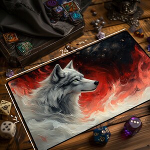 Op de afbeelding: Een witte wolf met groene ogen is geschetst tegen een rode en zwarte nevelachtige achtergrond. De wolf kijkt naar rechts in de afbeelding. De achtergrond is een wervelende mix van rood, oranje en zwart. De afbeelding is 61 cm bij 43 cm.
