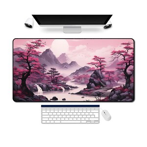 Pu&ograve; includere: Un paesaggio rosa e viola con montagne, un fiume e alberi. La scena ricorda un giardino giapponese. L'immagine &egrave; un design per un tappetino per mouse.