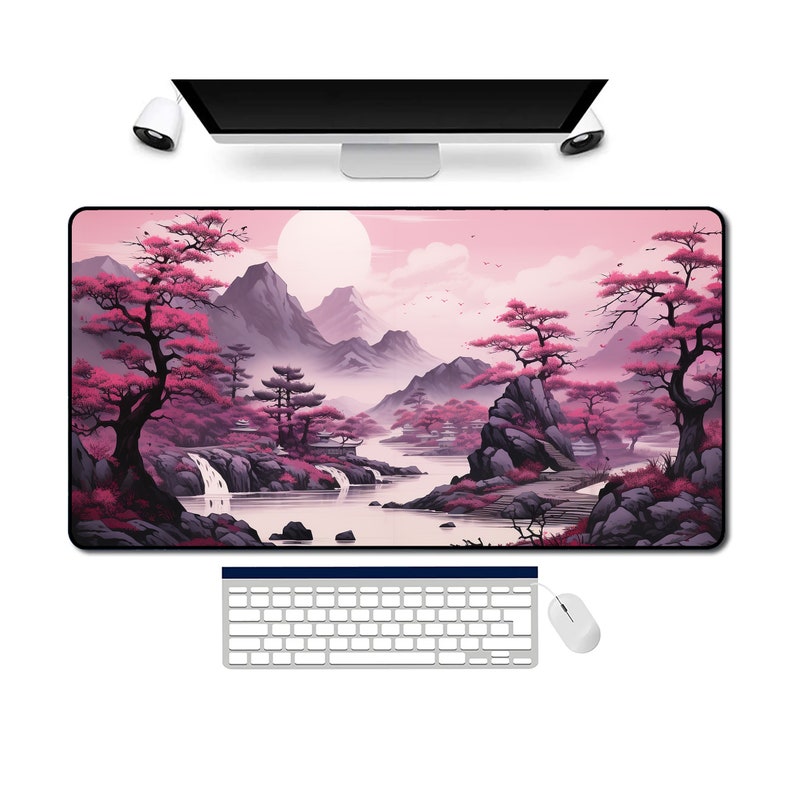 Pu&ograve; includere: Un paesaggio rosa e viola con montagne, un fiume e alberi. La scena ricorda un giardino giapponese. L'immagine &egrave; un design per un tappetino per mouse.