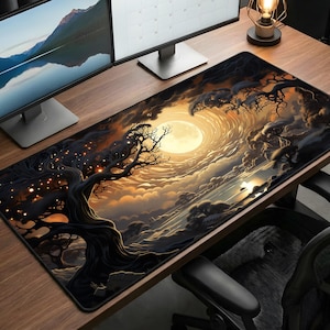 Puede incluir: Alfombrilla de escritorio rectangular con un paisaje de fantasía. Presenta un gran árbol, una luna llena y nubes en tonos de negro, marrón, amarillo y naranja. La alfombrilla está diseñada para proteger el escritorio.