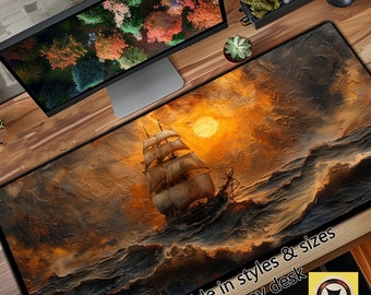 Pode incluir: Um tapete de mesa grande com uma pintura de um navio navegando em um mar tempestuoso ao pôr do sol. O navio tem velas marrons e está rodeado por grandes ondas. O céu é de um laranja e amarelo vibrantes. O texto "Disponível em estilos e tamanhos para caber em qualquer mesa" está na parte inferior do tapete.