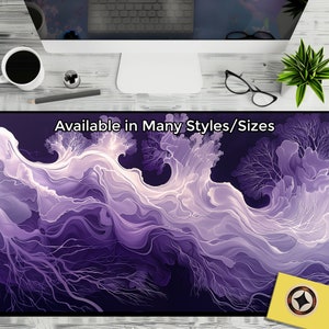 Peut inclure: Impression d'art abstrait avec des motifs tourbillonnants violets et blancs. L'impression a un fond sombre et un texte superposé qui indique "Disponible dans de nombreux styles/tailles".