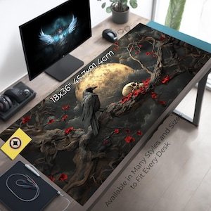 Puede incluir: Un cuervo negro posado en una rama de un árbol nudoso con flores rojas. El árbol está silueteado contra una luna llena y un cielo nublado. El texto "18x36" 45.7x91.4cm" es visible en la esquina superior izquierda. El texto "Disponible en muchos estilos y tamaños para adaptarse a cada escritorio" es visible en la esquina inferior derecha.