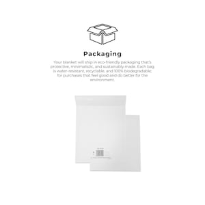 Pu&ograve; includere: Una busta di spedizione bianca ed ecologica con il testo "Packaging" e una semplice illustrazione di una scatola. Il testo spiega che la busta &egrave; resistente all'acqua, riciclabile e biodegradabile.