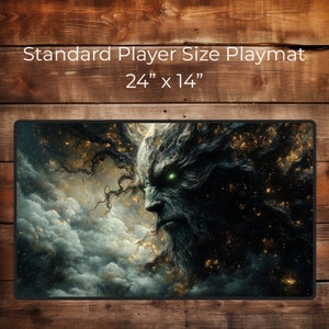 Peut inclure: Un tapis de jeu vert foncé et noir avec une image détaillée d'une créature d'arbre aux yeux verts brillants. Le tapis de jeu mesure 61 cm sur 35,5 cm.