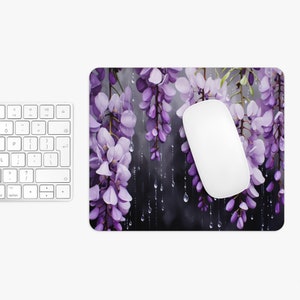 Lila Glyzinien im Regen niedliches Mauspad oder kleines rundes Mousepad, ästhetisches Bürogeschenk für sie