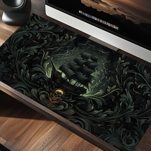 Peut inclure: Un tapis de souris vert foncé et noir avec une illustration détaillée d'un navire naviguant sur une mer orageuse. Le navire a un crâne et des os croisés sur la proue. L'arrière-plan est un motif tourbillonnant de feuilles et de vignes.