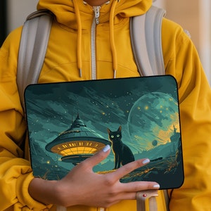 Könnte beinhalten: Eine schwarze Katze mit grünen Augen sitzt auf einer grünen und blauen Landschaft mit einem fliegenden Untertasse im Hintergrund. Die Szene ist in einem sternenklaren Nachthimmel mit einem großen Mond gemalt.