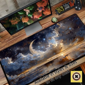 Puede incluir: Una alfombrilla de escritorio grande y colorida con una luna creciente, estrellas y nubes sobre un cielo azul oscuro. El texto "Disponible en estilos y tamaños para adaptarse a cualquier escritorio" está impreso en la alfombrilla.