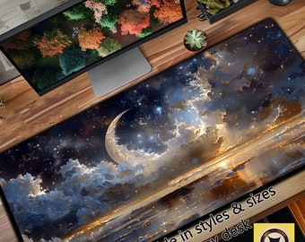 Può includere: Un grande tappetino da scrivania colorato con una luna crescente, stelle e nuvole su uno sfondo di cielo blu scuro. Il testo "Disponibile in stili e dimensioni per adattarsi a qualsiasi scrivania" è stampato sul tappetino.