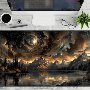 Op de afbeelding: Een digitale kunstprint met een draaiende galaxie van wolken boven een bergketen en een stil meer. De lucht is een mix van donkerblauw, bruin en goud, met sterren die er doorheen verspreid zijn. De bergen zijn donkergrijs, en het meer is donkerblauw met een reflectie van de lucht.