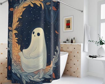 Puede incluir: Cortina de ducha con diseño de fantasma. El fantasma está sentado en una media luna de hojas y follaje en tonos dorados, azules y verdes. El fondo es azul oscuro con estrellas blancas, creando un accesorio de baño caprichoso.