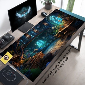 Puede incluir: Una alfombrilla de escritorio con temática de fantasía con un esquema de color azul oscuro, verde y marrón. La alfombrilla presenta una ilustración detallada de una habitación con una ventana grande, estanterías y un escritorio. El texto "Disponible en muchos estilos y tamaños para adaptarse a cada escritorio" está impreso en la alfombrilla.