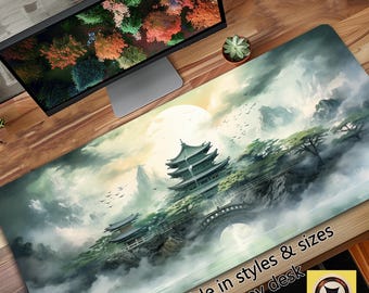 Pode incluir: Uma ilustração em estilo aquarela de uma pagoda japonesa aninhada em uma paisagem montanhosa nebulosa. A pagoda é cercada por árvores e uma ponte, com uma lua cheia no céu. A imagem é de um verde e azul suaves e abafados, com toques de rosa e amarelo. O texto "Available in styles & sizes to fit any desk" está na parte inferior da imagem.