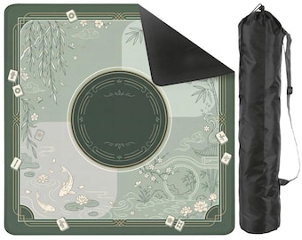 Könnte beinhalten: Eine quadratische grüne Mahjong-Matte mit einem zentralen kreisförmigen Design, Illustrationen von Koi-Fischen, Lotusblumen, Weidenzweigen und Bambus sowie verstreuten Mahjong-Steinen. Die Matte hat eine schwarze Unterseite und eine schwarze Tasche.